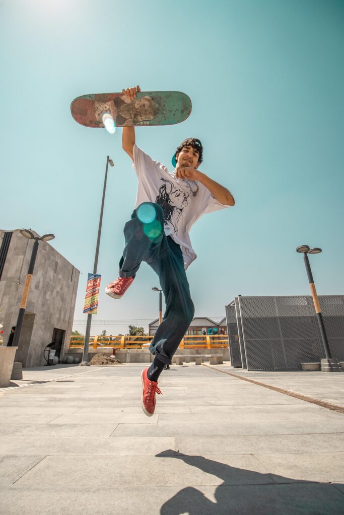 garçon qui saute avec un skate